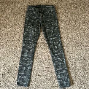BlankNYC skinny fatigue colored skinny jeans Size 25